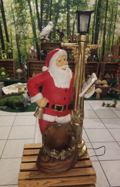 Weihnachtsmann mit Buch und Sack stehend an Laterne *SELBSTABHOLUNG*